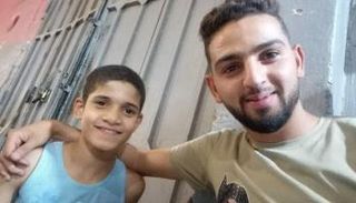 الطفل الجزائري حذيفة وملتقط الصورة