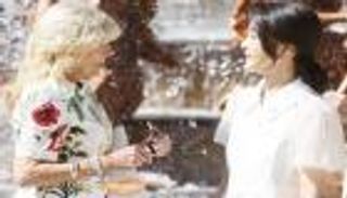 جيل بايدن تهمس في أذن نظيرتها الكورية الجنوبية: "تصرفي بطبيعتك"