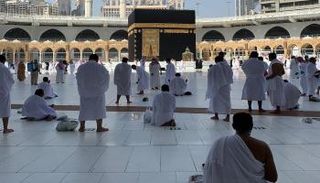 حجاج بيت الله الحرام يؤدون الفريضة