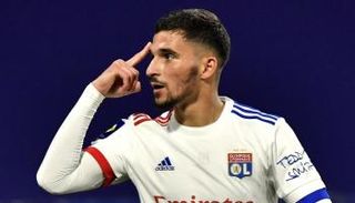 النجم حسام عوار 