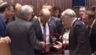 لابيد يفقد هاتفه في أولى خطواته رئيسا للوزراء.. وبينيت ينقذ الموقف