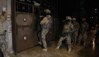 خلال مداهمة منزل أحد المطلوبين 