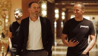 سواريس مع مسؤول التعاقدات بالأهلي