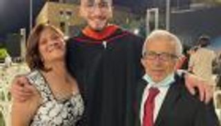 إيلي يتحدى ظروفه ويلهم طلاب لبنان.. ابن حارس عقار وعاملة نظافة يتخرج في الجامعة الأمريكية