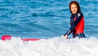 شاكيرا وسط الأمواج في إسبانيا