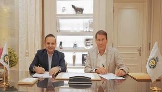 لحظة توقيع عقود رودي جارسيا مع النصر