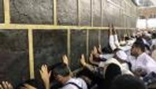 مسّ الكعبة والتعلق بأستارها.. ما رأي الدين؟