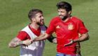 راموس وبيكيه كشفا المستور.. هل تعاني الكرة الإسبانية من الفساد؟ 