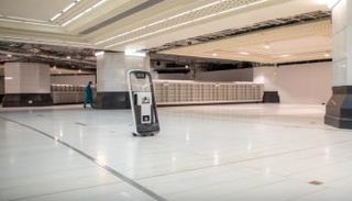 روبوت تعقيم في الحرم المكي