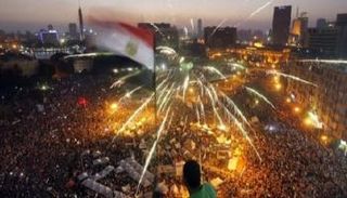 احتفالات المصريين في ميدان التحرير بعد خطاب عزل الإخوان