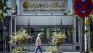 إيران تحرم الأجانب من الحسابات المصرفية.. ضربة للعراقيين والأفغان