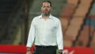 مدرب الأهلي.. شبيه ريكاردو سواريس يخطف الأضواء في ظهوره الأول