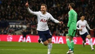 إريكسن يحتفل بالتسجيل في مرمى مانشستر يونايتد