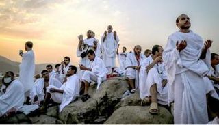 حجاج بيت الله الحرام على صعيد عرفات