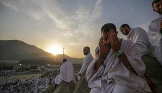 حجاج بيت الله الحرام يؤدون الفريضة