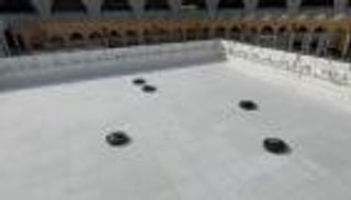 تغطي 180 مترا في 3 ساعات.. مكانس ذكية لتطهير سطح الكعبة (صور)