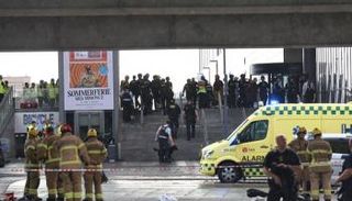 عناصر الإنقاذ يتجمعون خارج مركز التسوق- رويترز