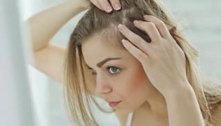 يعمل الشامبو المحتوي على الكافيين على تحفيز نمو الشعر