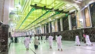 حجاج بيت الله يسعون بين الصفا والمروة