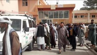 أفغان يتجمعون أمام أحد المراكز الصحية في هرات