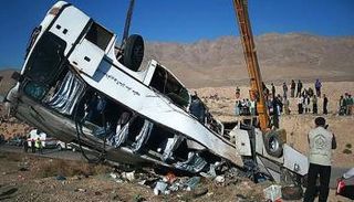 فرق الإنقاذ ترفع حطام الحافلة المنكوبة