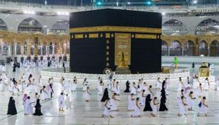 حجاج بيت الله الحرام يؤدون الفريضة