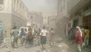 آثار انفجار مخزن الأسلحة في لوادر اليمنية