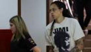 لاعبة سلة أمريكية تستغيث ببايدن لإنقاذها من روسيا