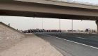 احتجاجات عمالية في قطر تغلق طريقا رئيسيا بالدوحة.. وغضب على "تويتر"