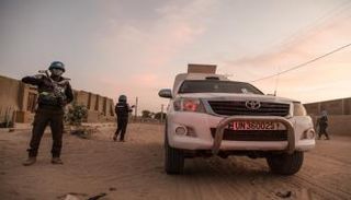 جندي أممي يحرس سيارة مصفحة خلال دورية في تمبكتو شمالي مالي (أ ف ب)