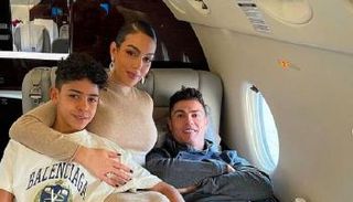 كريستيانو رونالدو مع جورجينا وكريستيانو جونيور في طائرته الخاصة