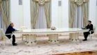 كواليس "دبلوماسية الهاتف".. روسيا تستنكر تسريب مكالمة بوتين وماكرون