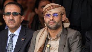 مهدي المشاط في يمين الصورة