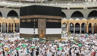 توزيع مظلات على الحجاج لحمايتهم من حرارة الشمس - أرشيفية 