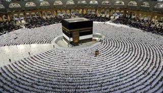 آلاف الحجاج يؤدون الصلاة في صحن الكعبة
