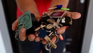 ييفغين ييلبيتيفوروف يحمل مفاتيح شقق أصدقاء له (أ ف ب)