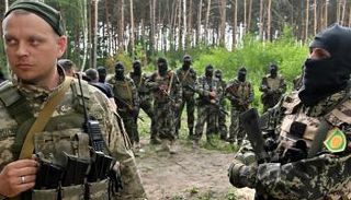 مقاتلون من وحدة الدفاع الإقليمي بالجيش الأوكراني - أ ف ب