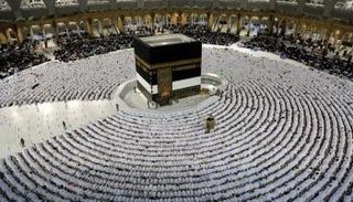 حجاج بيت الله الحرام يؤدون الصلاة حول الكعبة المشرفة