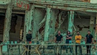 رصيف معرفي عند أزقة مدمرة في الموصل