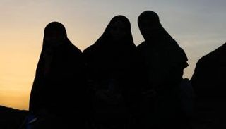 نساء يؤدين مناسك الحج