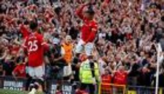 طفل الشارع.. نجا من حفرة وسجل هدفا على طريقة رونالدو (فيديو)