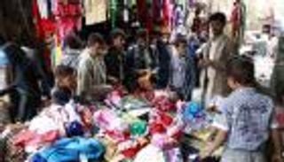 فرحة بطعم "البالة".. أسواق الملابس المستعملة وجهة اليمنيين لشراء كسوة العيد