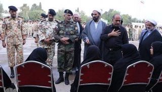 أثناء تقديم العزاء لعائلة الضابط