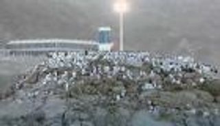 الحجاج ينفرون من عرفات إلى مزدلفة بعد أداء الركن الأعظم