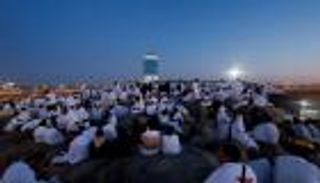 "لبيك اللهم لبيك": عرفات يتزين بضيوف الرحمن.. فرحة اللقاء بعد وحشة الفراق (صور)