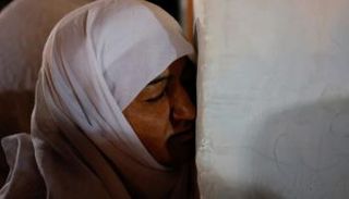 سيدة تؤدي ركن الحج الأعظم على جبل عرفات