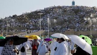 جموع الحجيج فوق جبل الرحمة