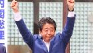 محاولة اغتيال رئيس الوزراء الياباني الأسبق برصاصتين في الصدر