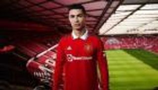 رغم شائعات الرحيل.. رونالدو يظهر بقميص مانشستر يونايتد الجديد