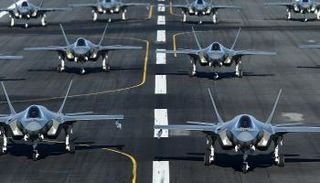 طائرات إف 35 أمريكية فوق حاملة طائرات